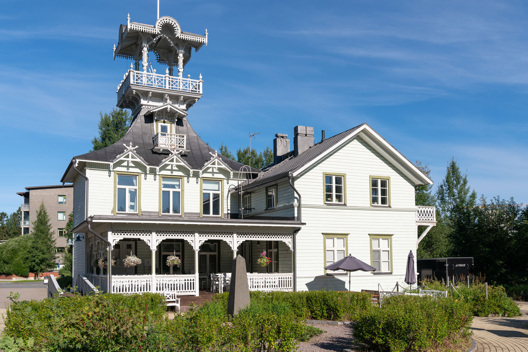 Oululainen Café Villa Hannala. 1800-luvun huvilarakennus kuvattuna ulkoapäin.